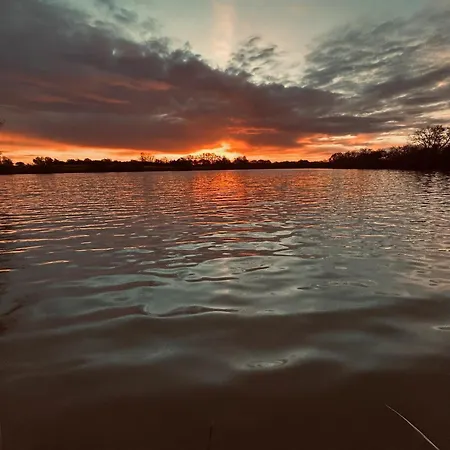 Tente Avec Jacuzzi Vue 1 אוהל מפואר Le Vigeant