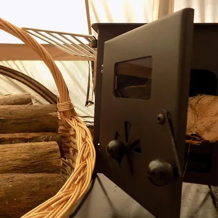 Tente Avec Jacuzzi Vue 1 * Le Vigeant